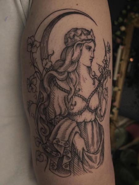 Linework crowned woman tattoo by @samclaw