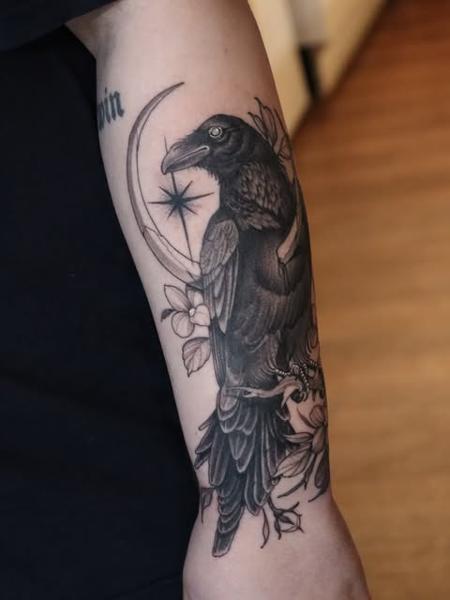 Realism raven and moon tattoo by @sammylou_tattoo