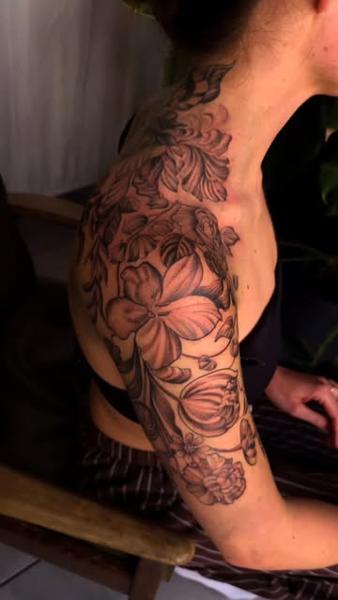 Blackwork floral bouquet tattoo by @saranna_tattoo