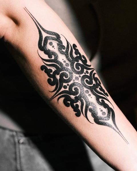 Blackwork tribal pattern tattoo by @sasha.tattooist