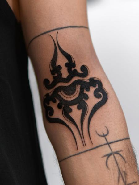 Blackwork stylized eye tattoo by @sasha.tattooist