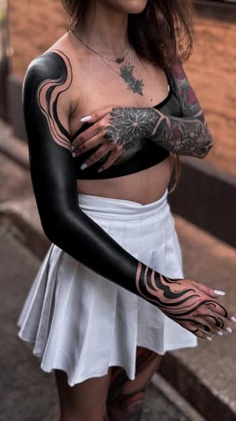 Blackout abstract waves tattoo by @sasha.tattooist