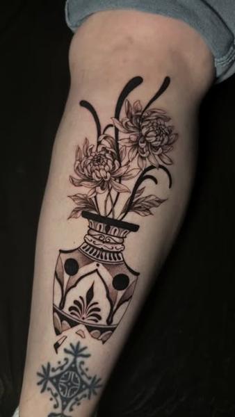 Blackwork floral vase tattoo by @sem_tattooer