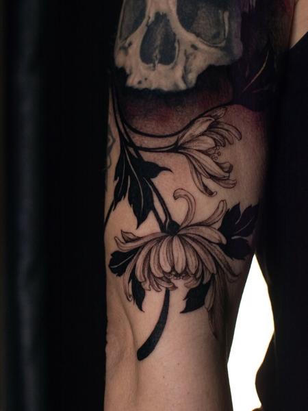 Blackwork skull and flower tattoo by @sem_tattooer