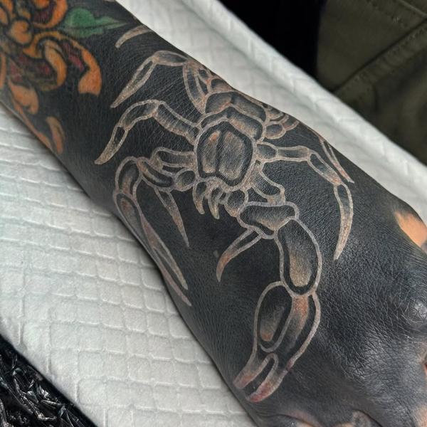 Blackwork scorpion tattoo by @sharitattoos