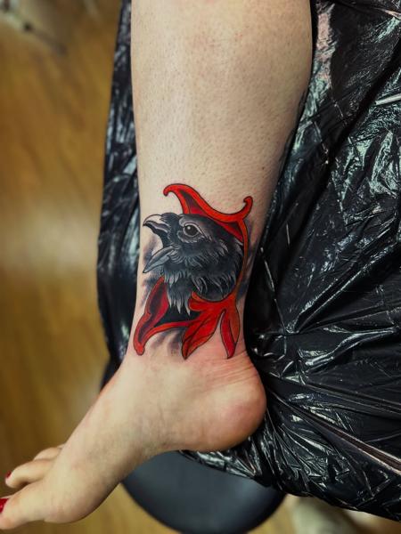 Neo-traditional raven head tattoo by @shrddr_tattoo