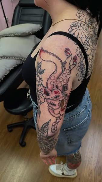 Neo-traditional kitsune fox tattoo by @shrddr_tattoo