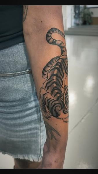 Illustrative crawling tiger tattoo by @shayne.r.tattoos