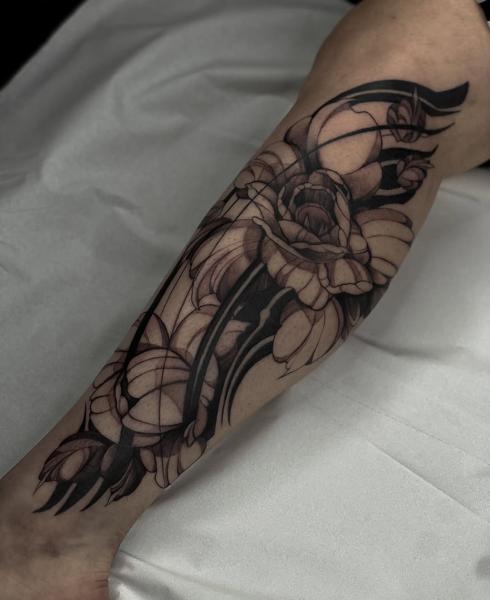 Blackwork floral design tattoo by @shoutone_