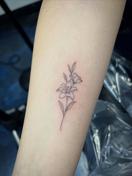 Fine Line floral design tattoo by @sidryantattoo