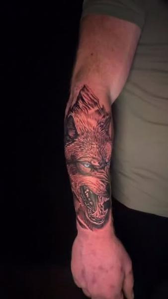 Realism snarling wolf tattoo by @inkedsiren_tattoo