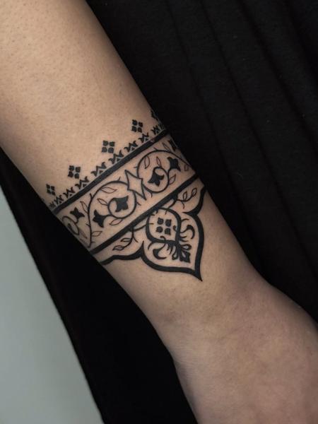 Blackwork ornamental band tattoo by @smartat_