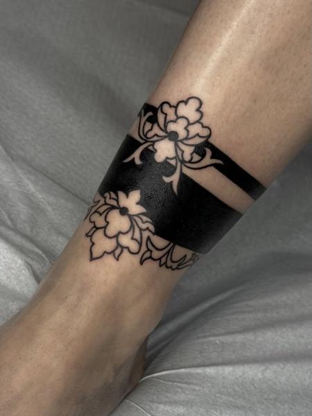 Blackwork floral band tattoo by @smartat_