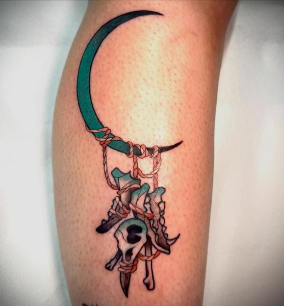 Illustrative crescent skull tattoo by @snowy_tattoo