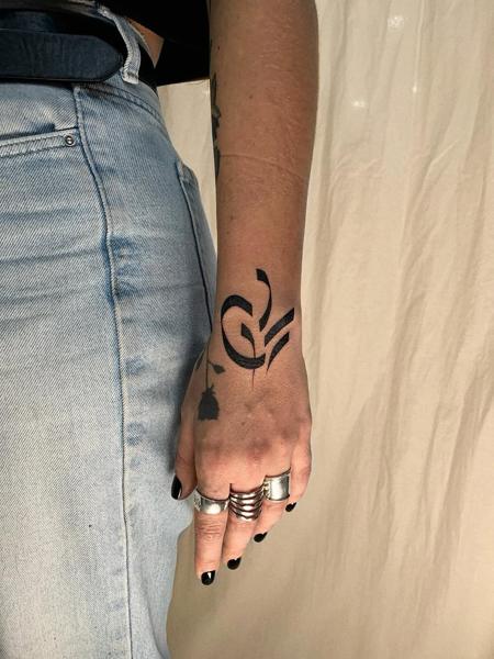 Blackwork abstract design tattoo by @sofinatattoo