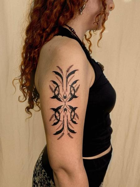 Blackwork abstract pattern tattoo by @sofinatattoo