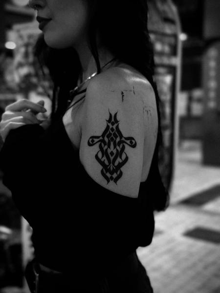 Tribal tribal design tattoo by @sofinatattoo