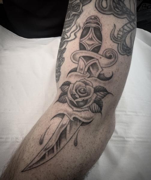Traditional dagger and rose tattoo by @sonnyrohantattoo