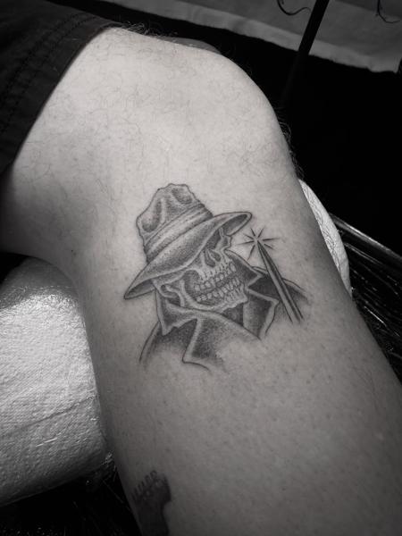 Blackwork skull detective tattoo by @sonnyrohantattoo