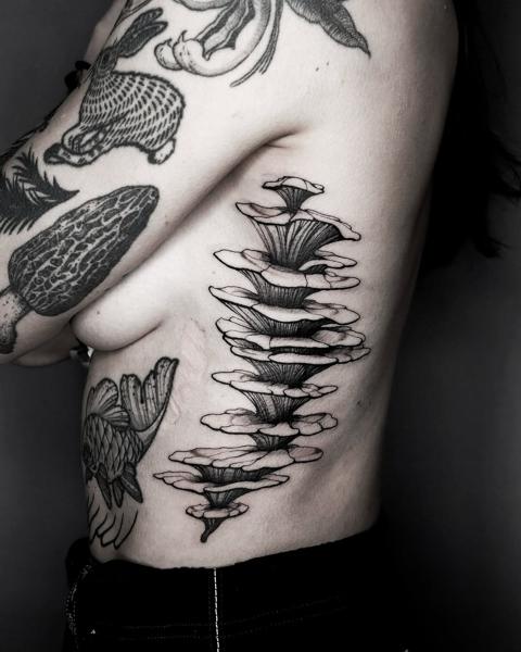Blackwork mushroom spine tattoo by @sophiemoillustration