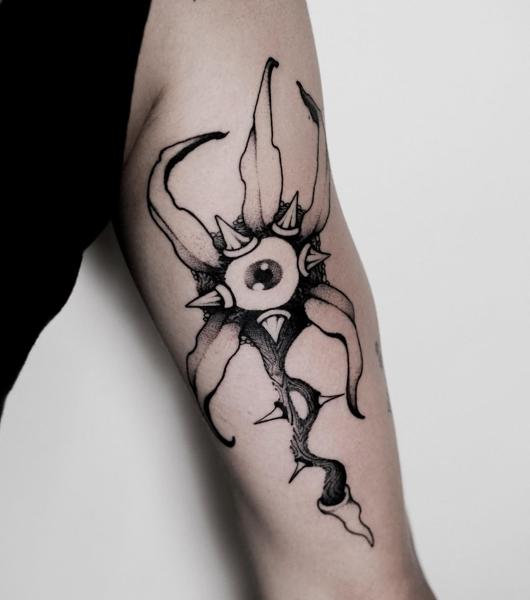 Illustrative spiked eye tattoo by @sophiemoillustration
