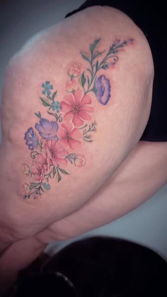 Illustrative floral bouquet tattoo by @delavina.ttt