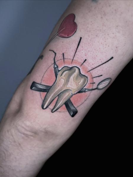 Illustrative dental tooth tattoo by @delavina.ttt