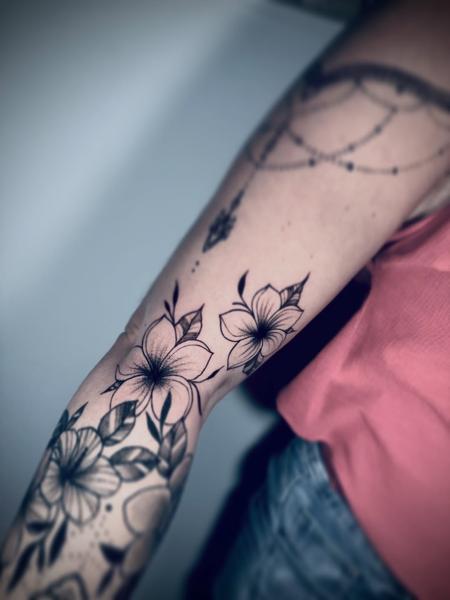 Blackwork floral arrangement tattoo by @delavina.ttt