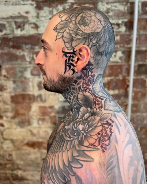 Blackwork floral headpiece tattoo by @shuhari_tattoo