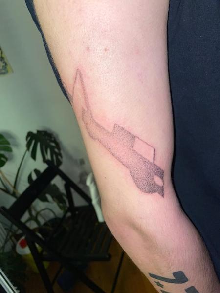 Dotwork abstract shape tattoo by @pcpigeon