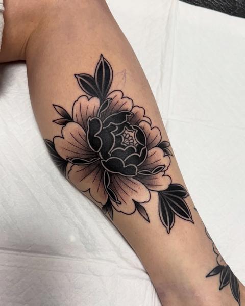 Traditional floral design tattoo by @staceytattoos