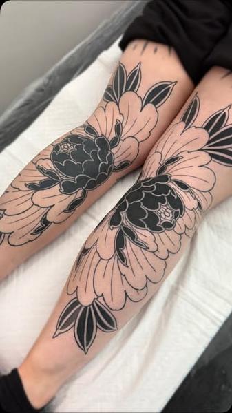 Traditional floral design tattoo by @staceytattoos