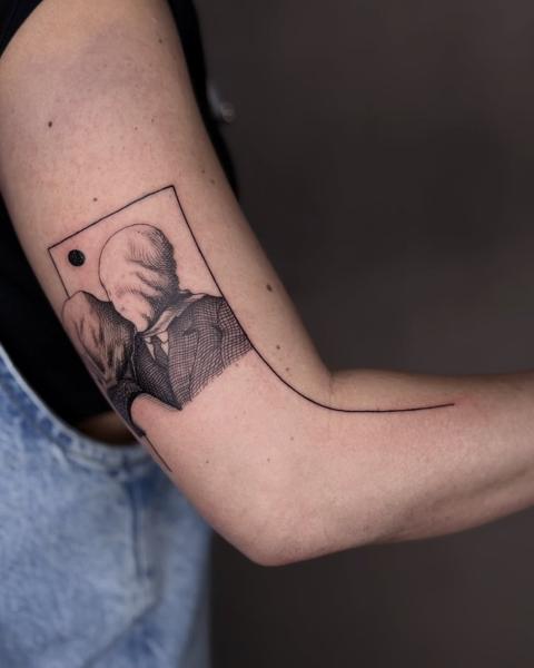 Fine line faceless couple tattoo by @_avlamis