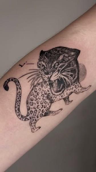 Illustrative roaring leopard tattoo by @_avlamis