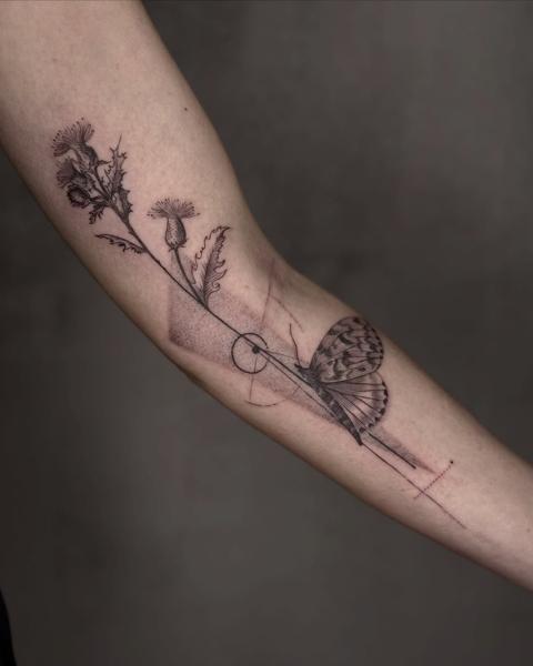 Fine line botanical butterfly tattoo by @_avlamis