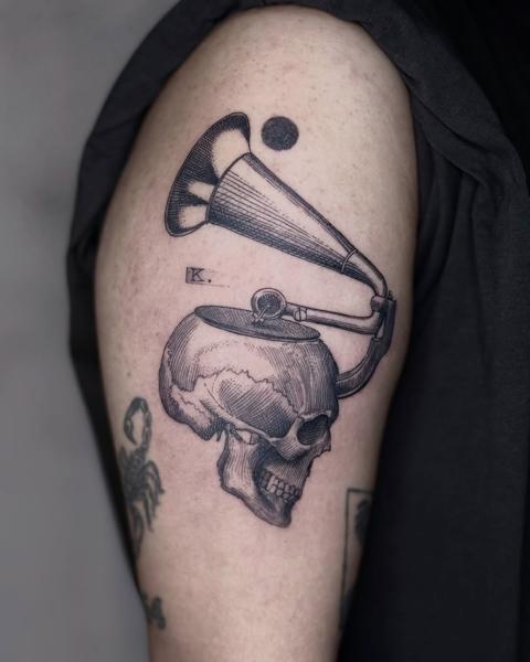 Illustrative skull gramophone tattoo by @_avlamis