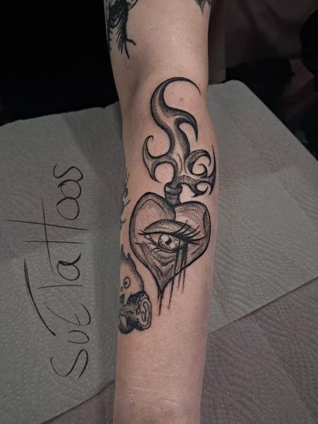 Dotwork eye heart tattoo by @sue_tattoos