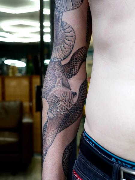 Realism leopard snake tattoo by @suzetattoos