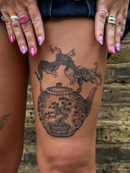 Illustrative dragon teapot tattoo by @suzetattoos