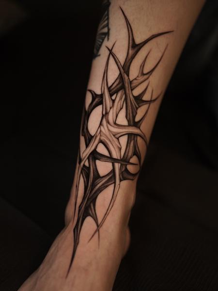 Blackwork abstract spikes tattoo by @sylvia__ink