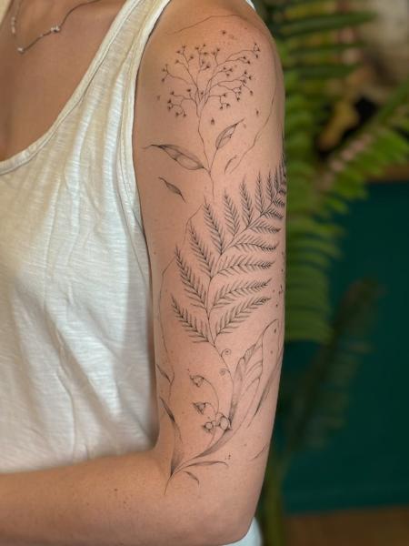Fine line botanical design tattoo by @tatti_ptc