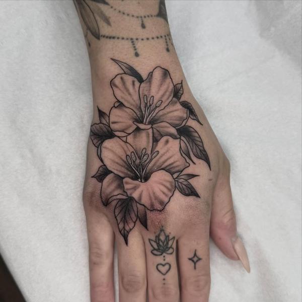 Illustrative botanical flowers tattoo by @tattooinestudios