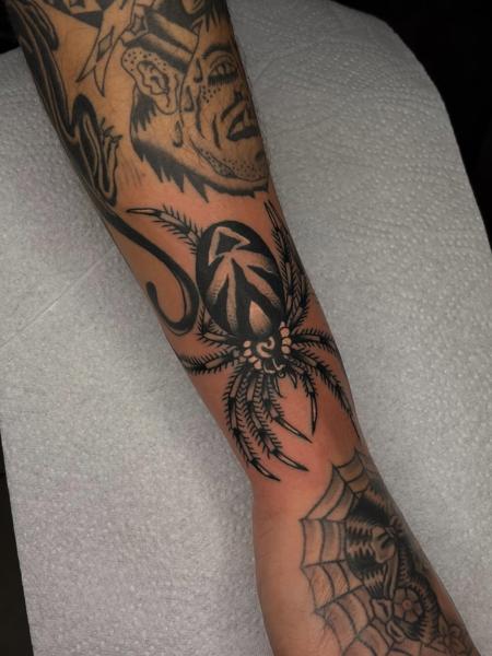 Traditional spider tattoo by @tattoosbynunes