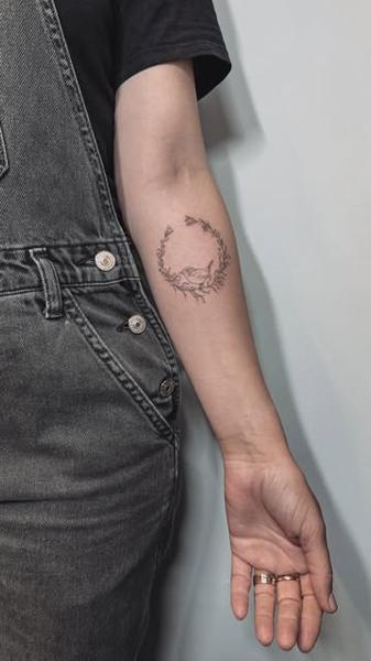 Fine line bird wreath tattoo by @terrie_titouutattoo