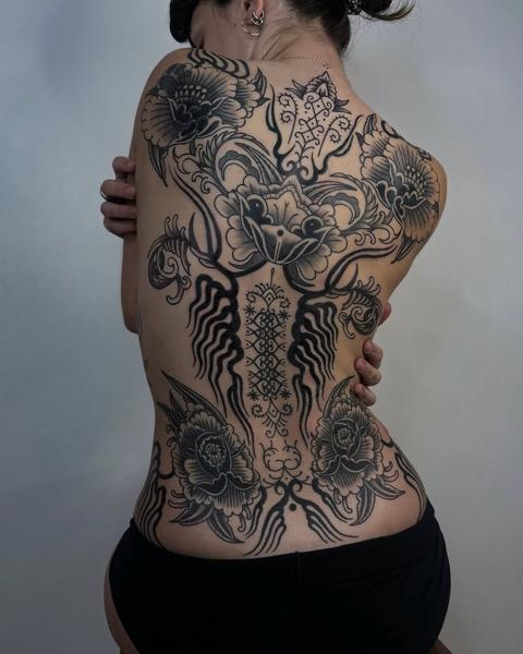 Ornamental floral backpiece tattoo by @wastedyouth.tattooer