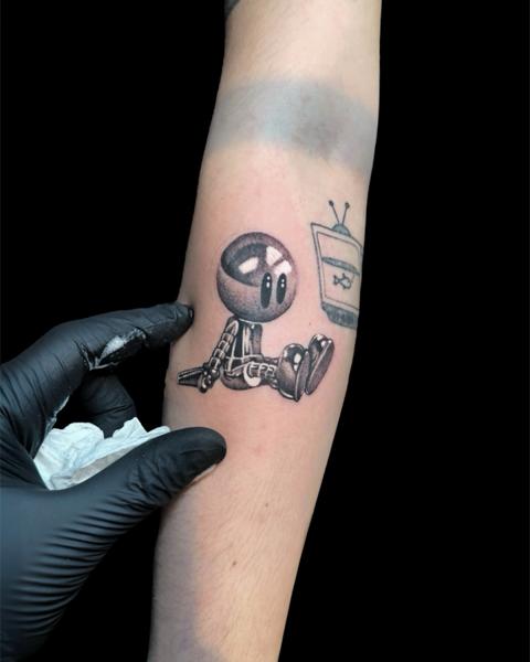 Blackwork robot watching tv tattoo by @the_dan_gold