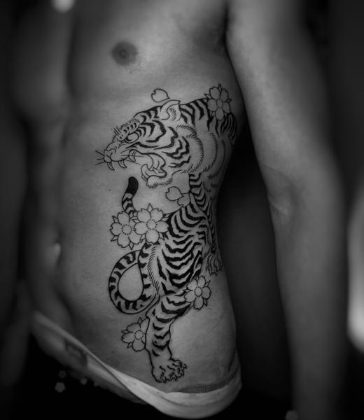 Japanese tiger blossoms tattoo by @broy_tattooer