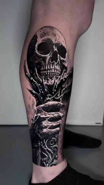 Realism skull and hand tattoo by @tomftattoo