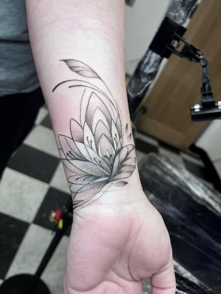 Fine line floral design tattoo by @traceless.laser