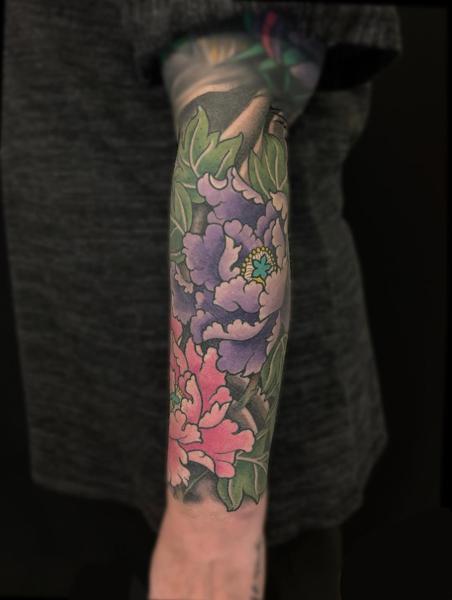 Japanese floral sleeve tattoo by @trav.tatts